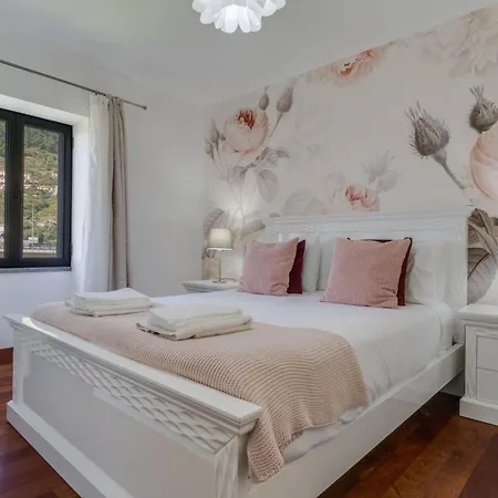 Luxurioeses Haus Der Leidenschaft By Interhome